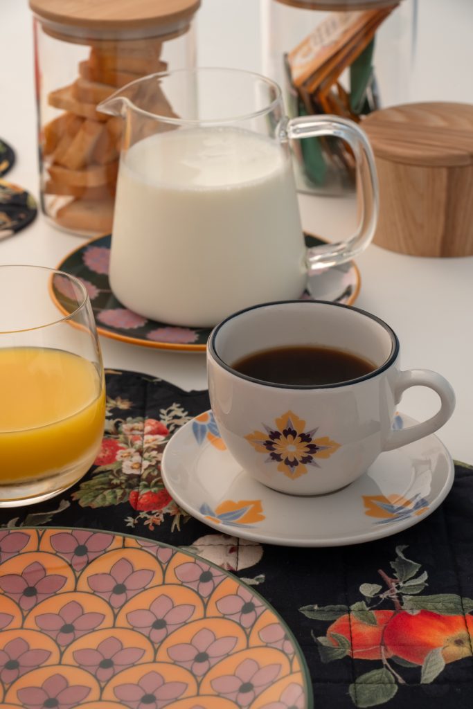 Imagem: porcelana Coup Grid, xícara branca com pires servida com café